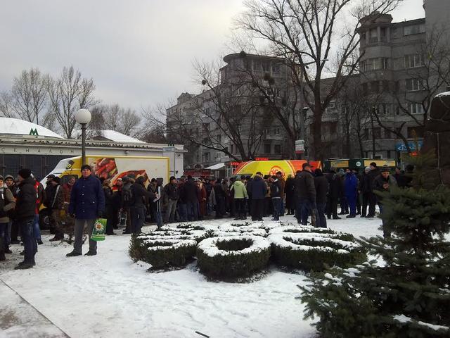 ПР согнала под Раду свой титушколенд: платят 200 гривен за день. ФОТОрепортаж+ВИДЕО