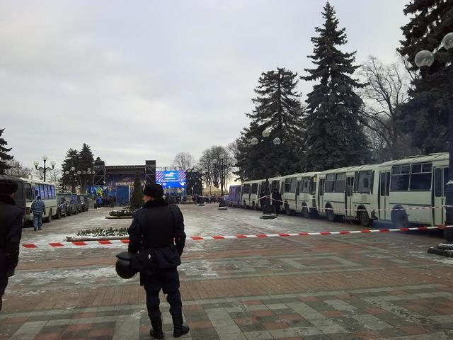 ПР согнала под Раду свой титушколенд: платят 200 гривен за день. ФОТОрепортаж+ВИДЕО